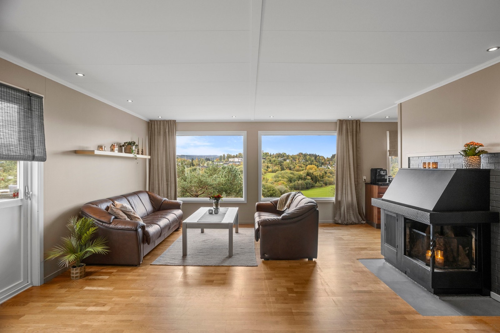 Innbydende stue med store vindusflater sørger for gode lysforhold og en flott utsikt! Galleribilde