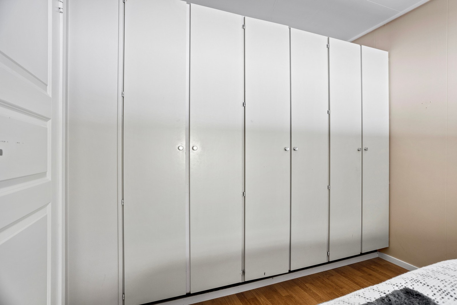 Soverommet er innredet med romslig garderobe Galleribilde