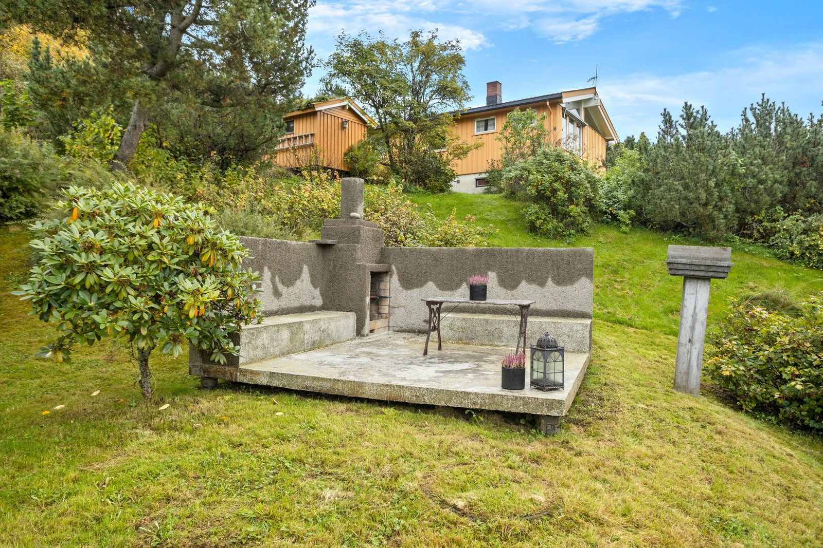 Uteareal oppbygd i mur med utepeis Galleribilde