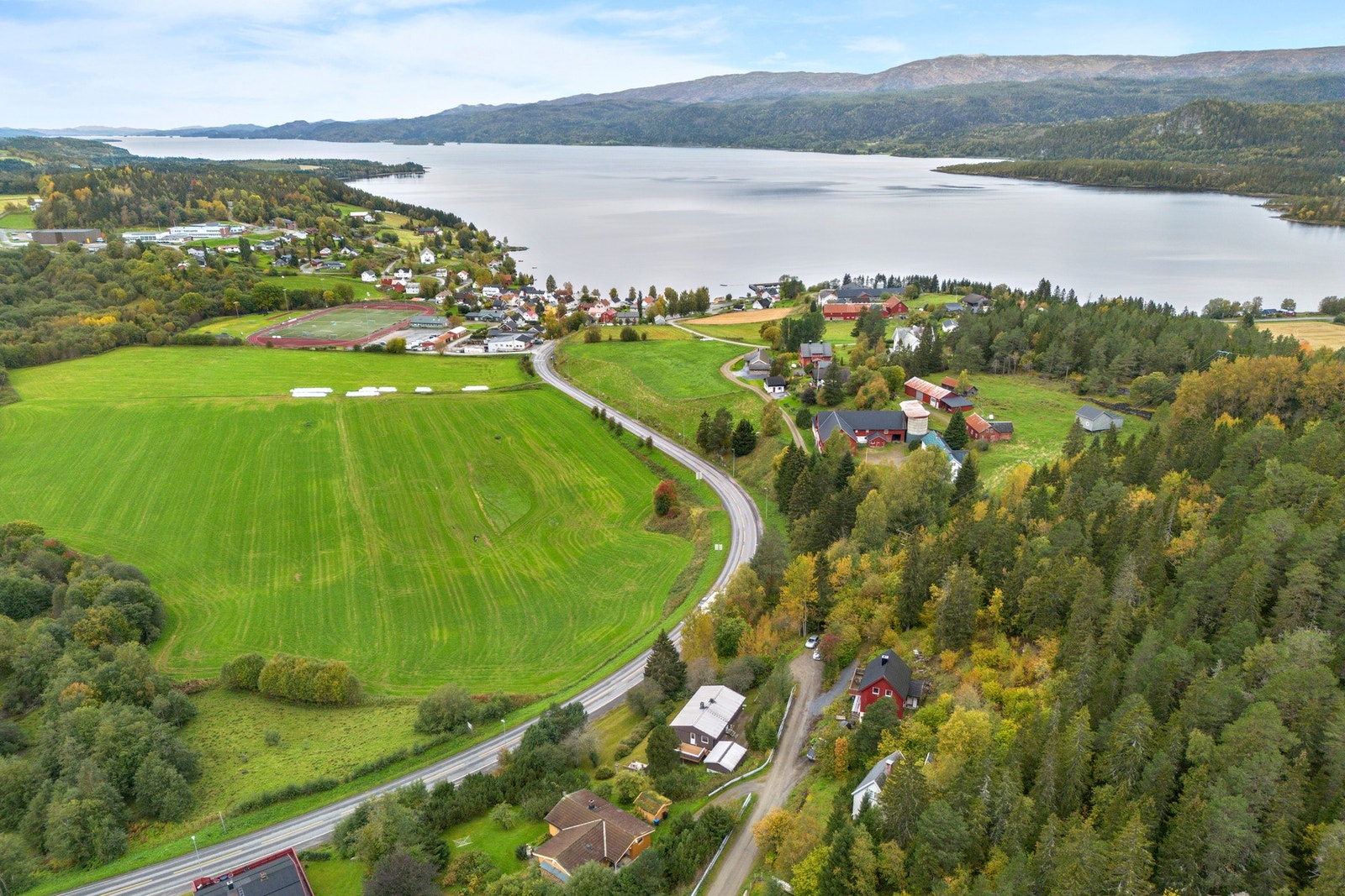 Flott beliggenhet på et høydedrag med landlig utsikt ned mot Viosen og Snåsavannet. Galleribilde