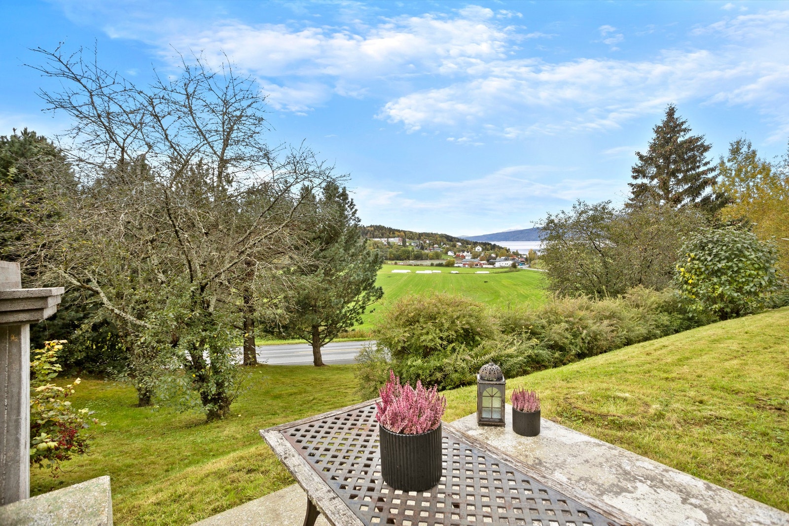 Her kan man varme seg på flammene fra utepeisen og nyte utsikten! Galleribilde