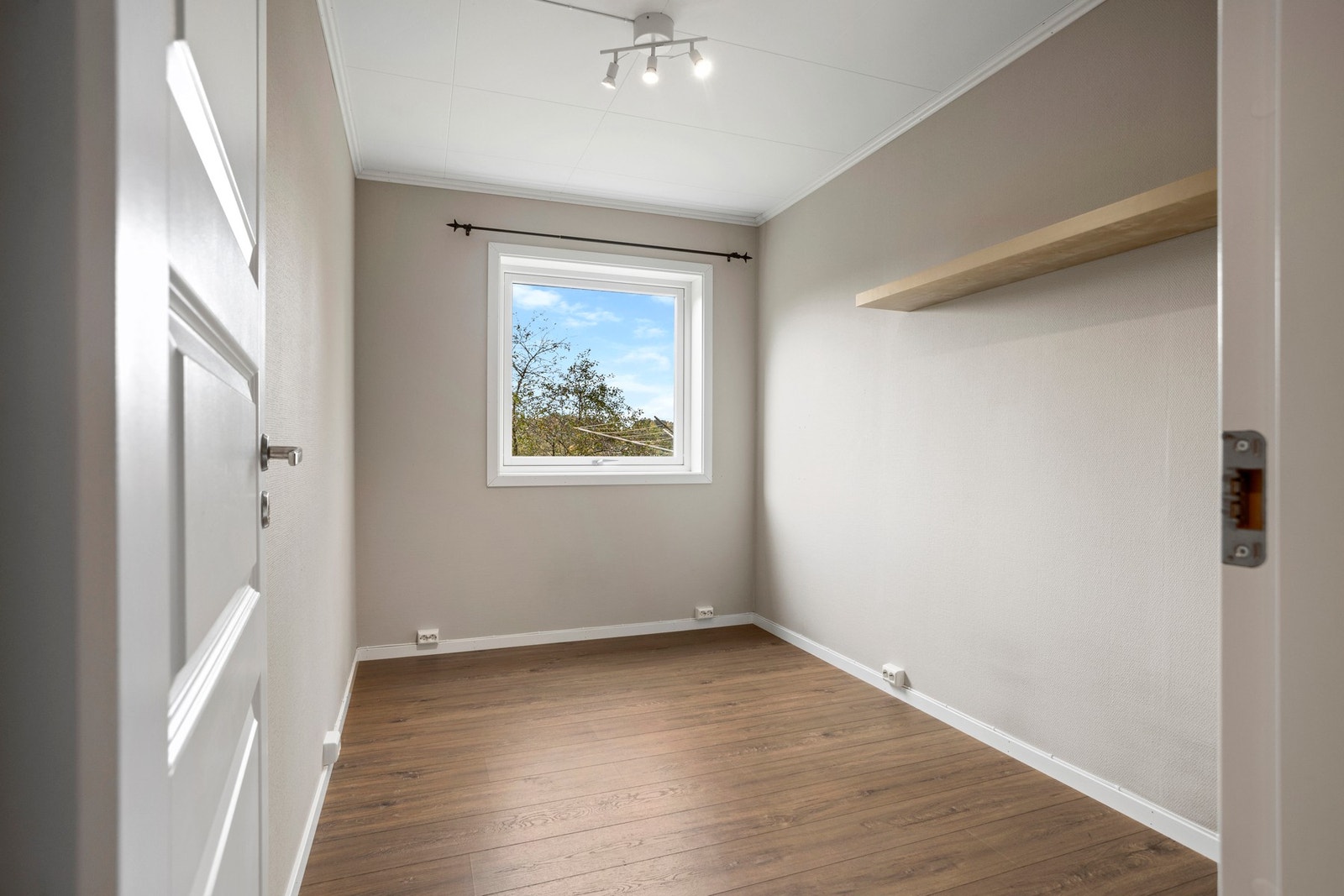 Soverom - 6 kvm. Rommet har vært benyttet som soverom, men er opprinnelig byggegodkjent som disponibelt rom. Galleribilde