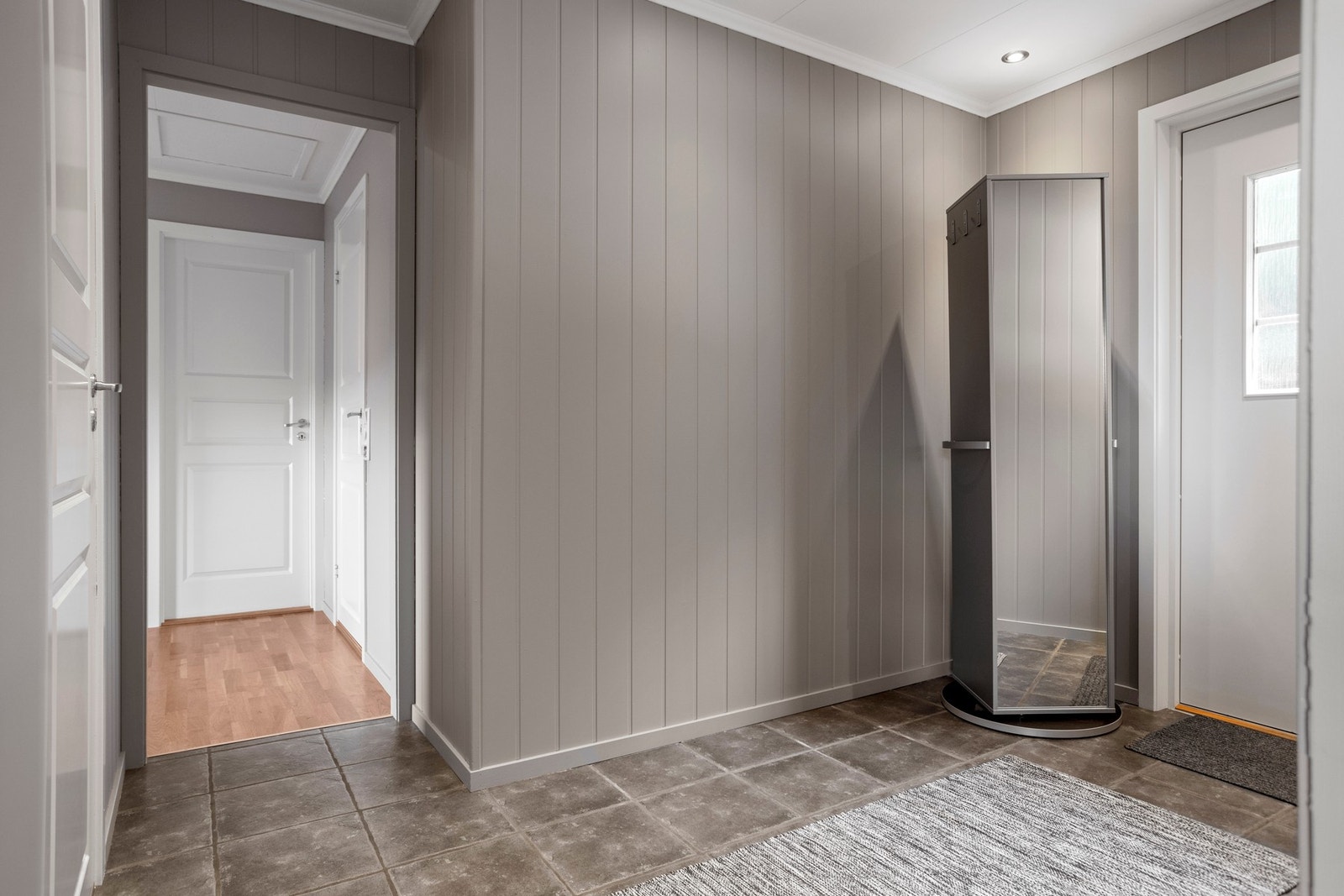 Fra entréen har man adkomst til toalettrom, stue og gang mot soverom og bad, Galleribilde