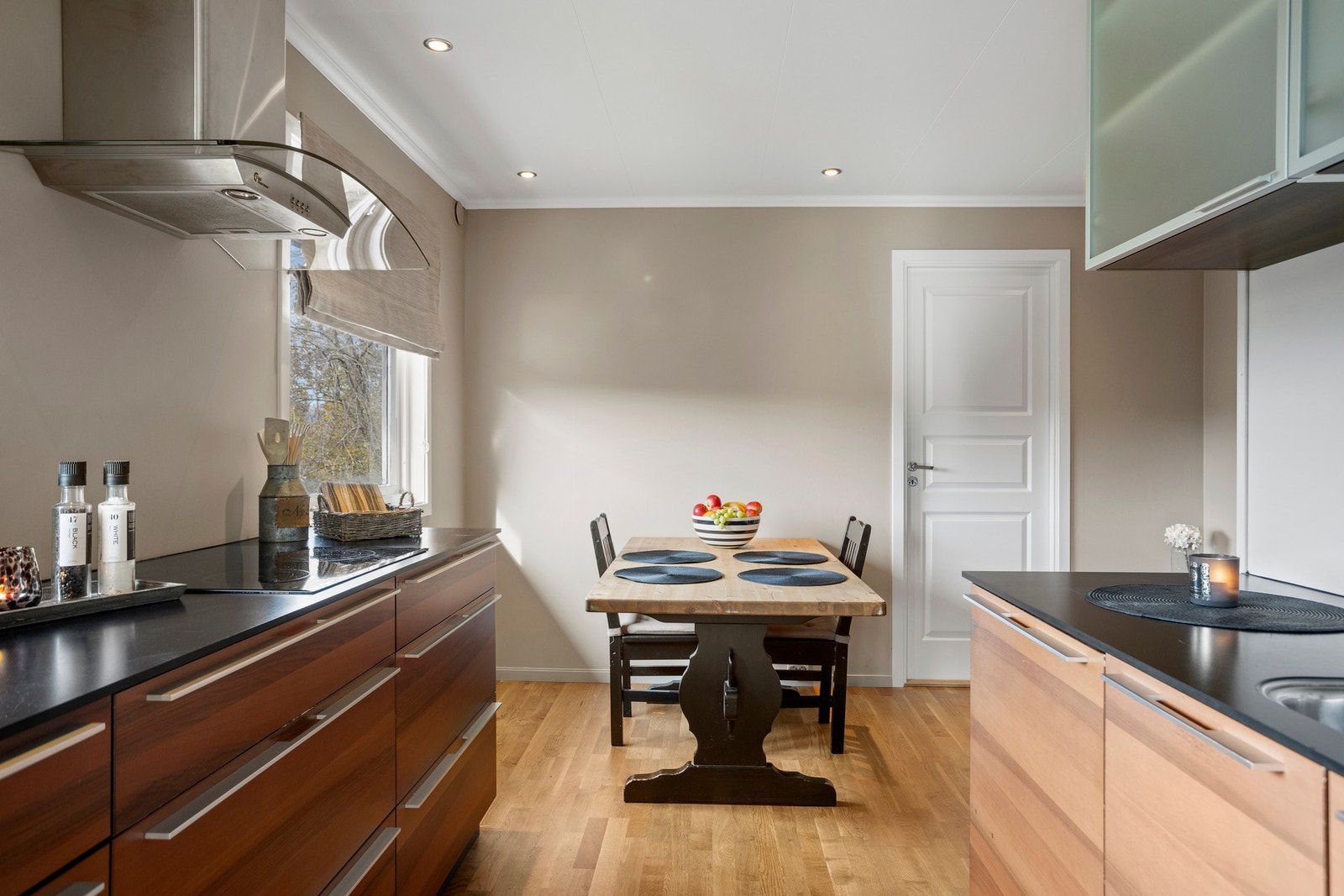 Plass for spisebord i hyggelig kjøkkenkrok. Galleribilde