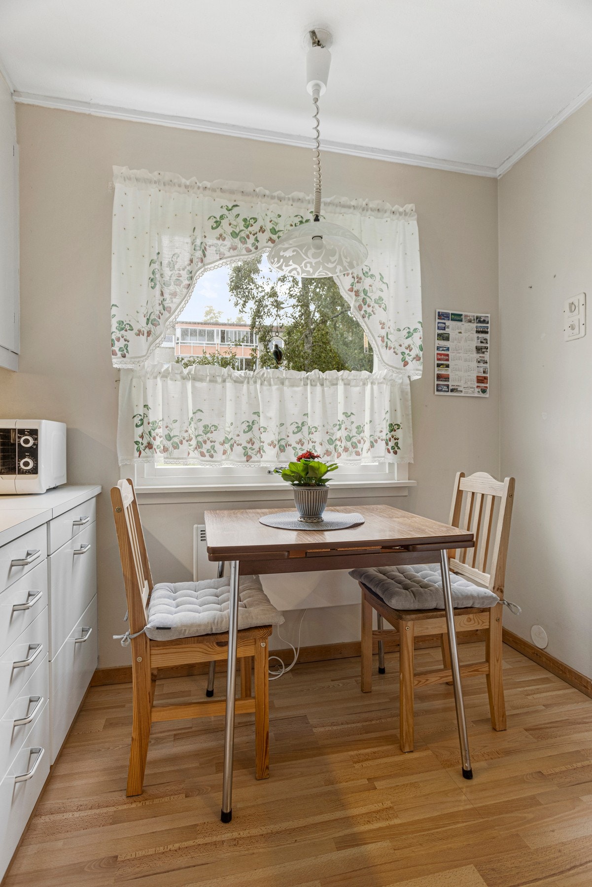 Det kan også møbleres med spisebord for en hyggelig frokoststund. Galleribilde