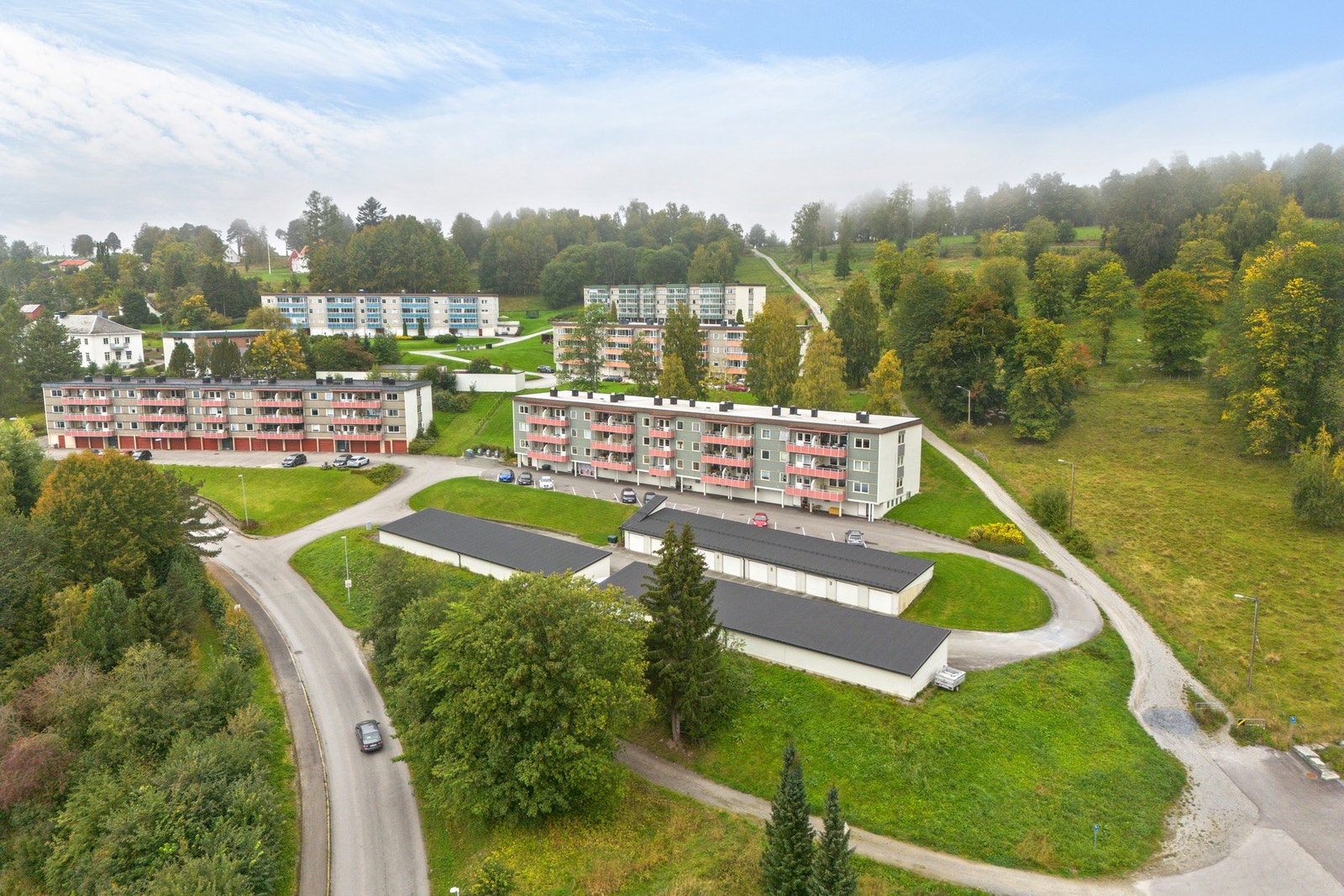 Fra boligen er det gangvei opp til Bogahalla med flott tursti, samt kort vei til flere turløyper. Galleribilde