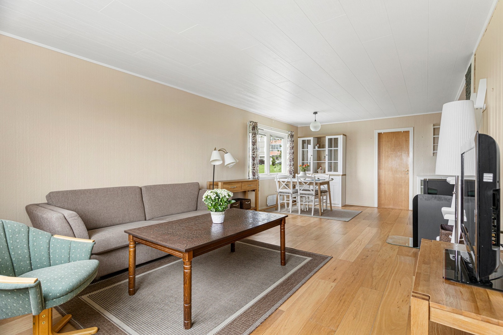 Stuen er romslig med god plass til både sofa- og spisestuegruppe. Galleribilde