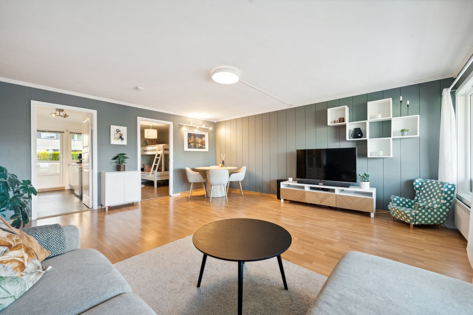 Stor stue med mange møbleringsmuligheter. Galleribilde