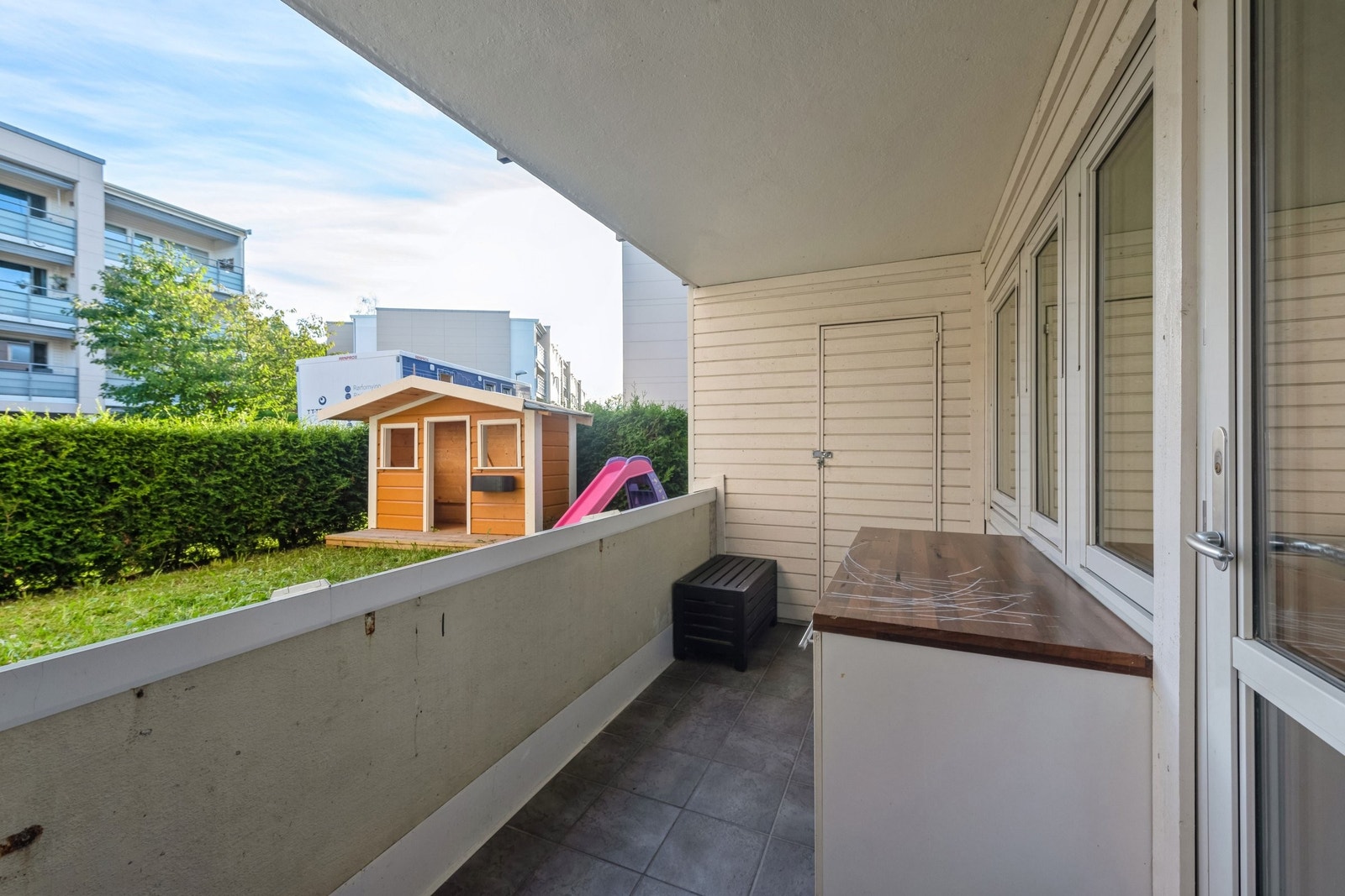 Veranda med egen utebod Galleribilde
