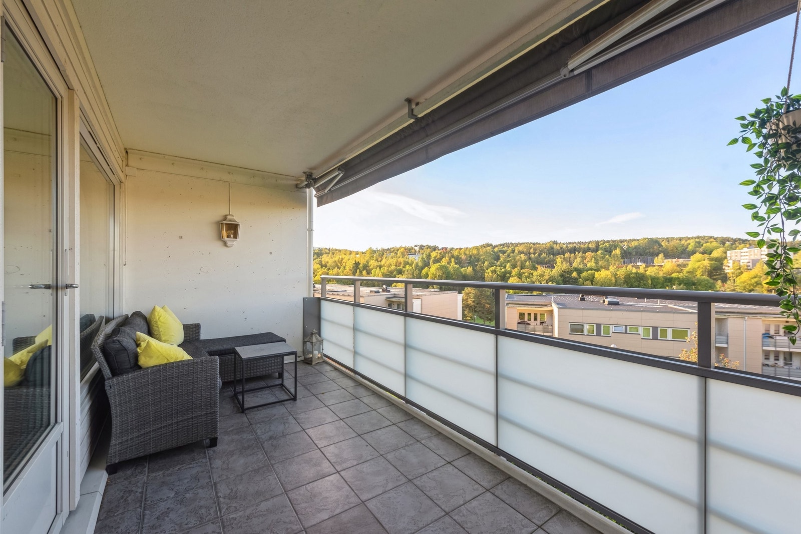 Veranda fra stue, her får du ettermiddag og kveldssol. Galleribilde