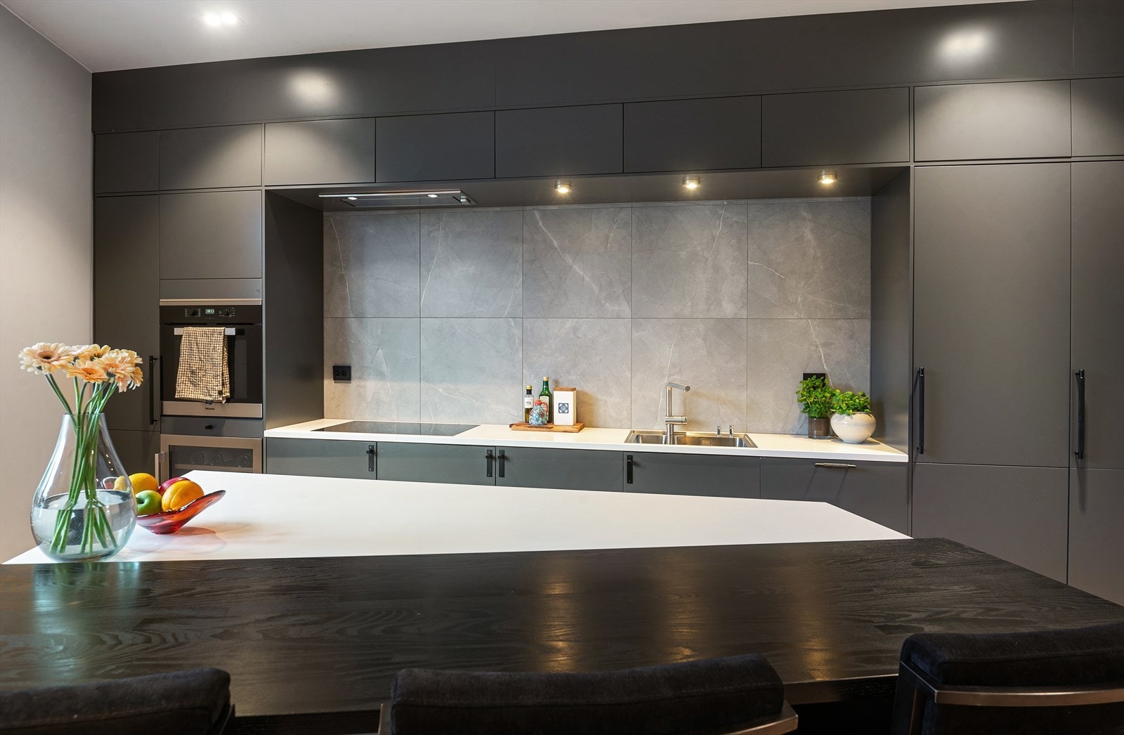 Leiligheten er pusset opp i 2015 og bærer preg av gjennomtenkte løsninger og moderne farge- og materialvalg. Galleribilde