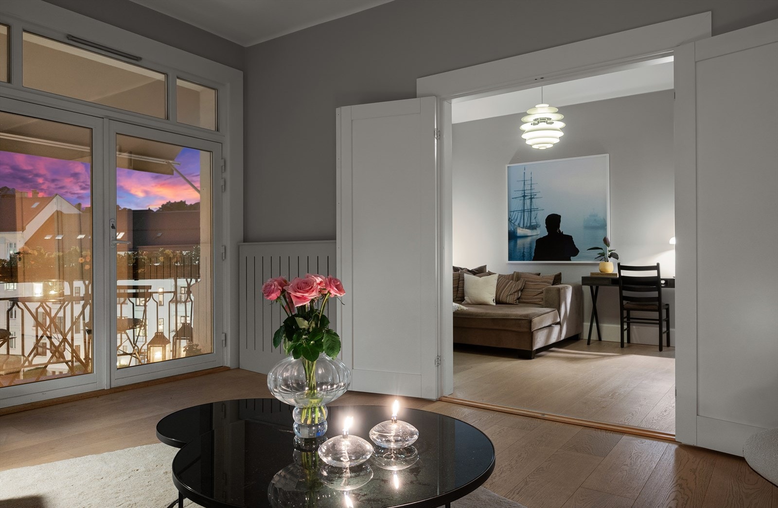 Flotte fløydører skiller TV-stuen/soverom fra stuen. Galleribilde