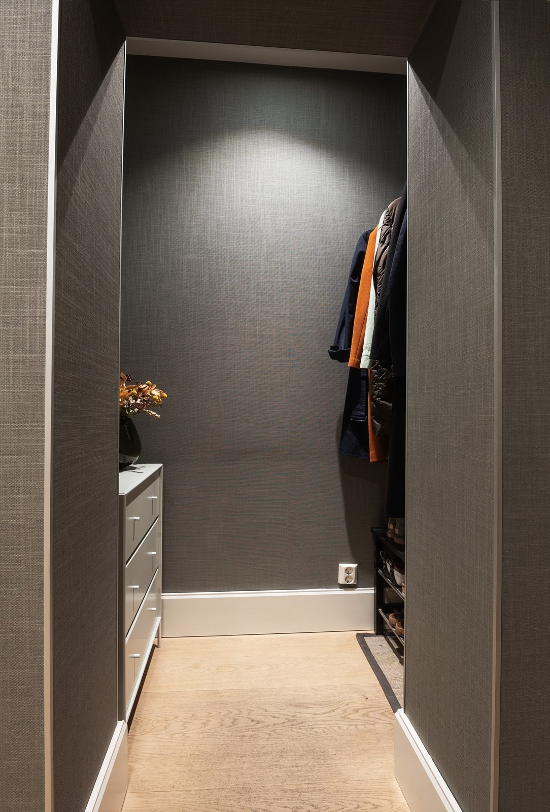 Praktisk nisje i entré brukt som garderobe. Galleribilde