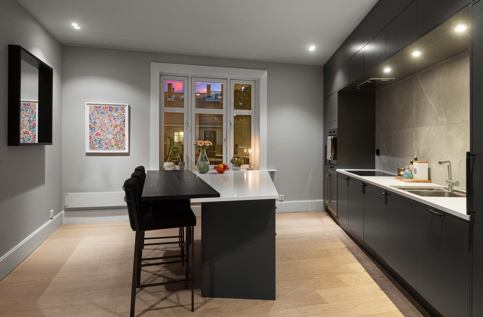 Flott kjøkkenøy av god størrelse med praktisk og sosial barløsning. Galleribilde