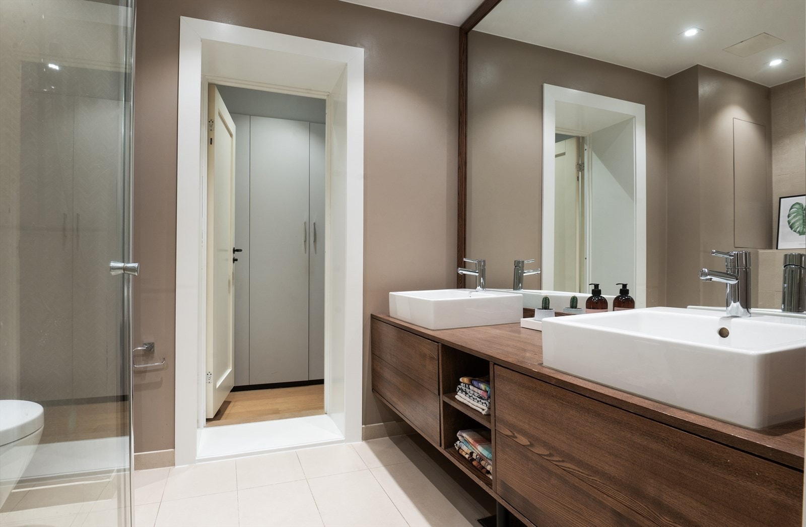 Badet ble pusset opp i 2015 og har adkomst fra både hovedsoverom og entré. Galleribilde