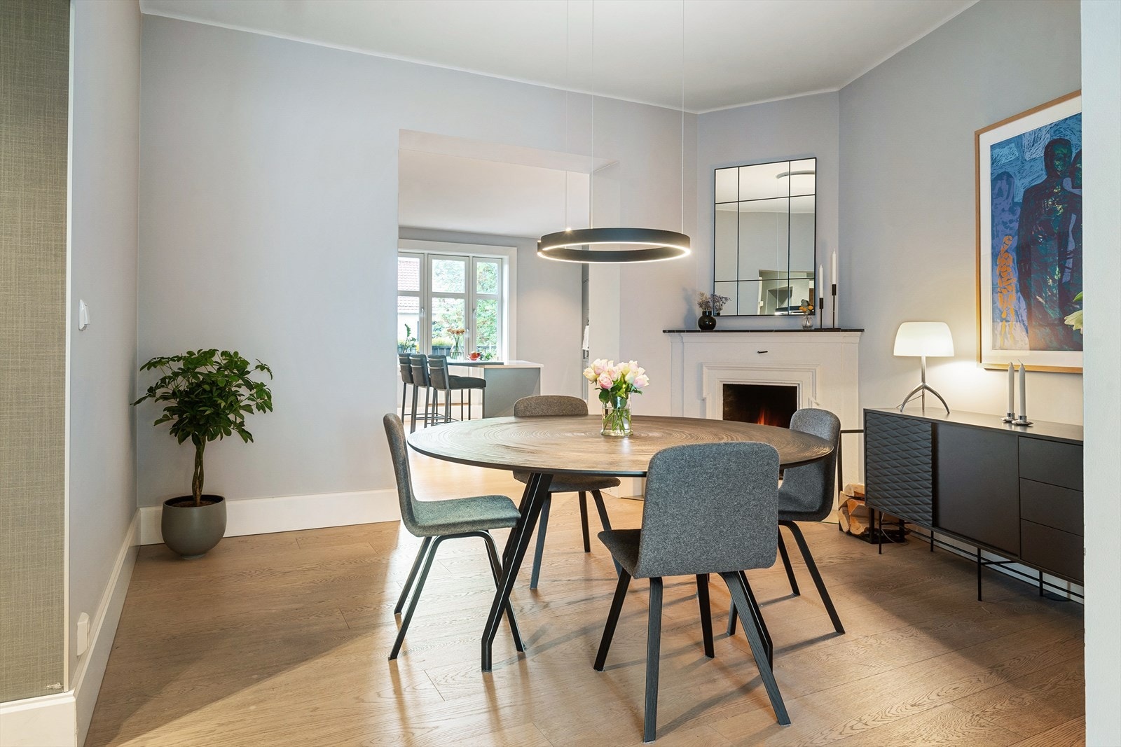 Spisestuen er i åpen løsning mellom stue og spisekjøkken. Galleribilde