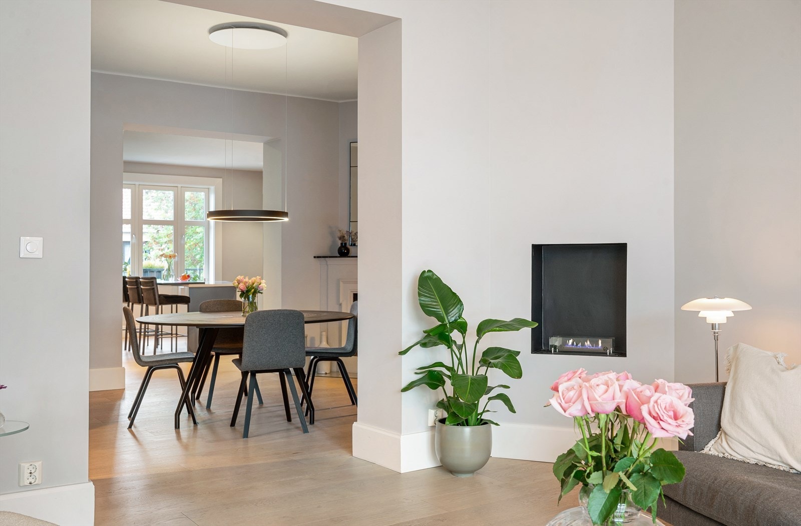 Stue og spisestue - begge med ildsted. Galleribilde