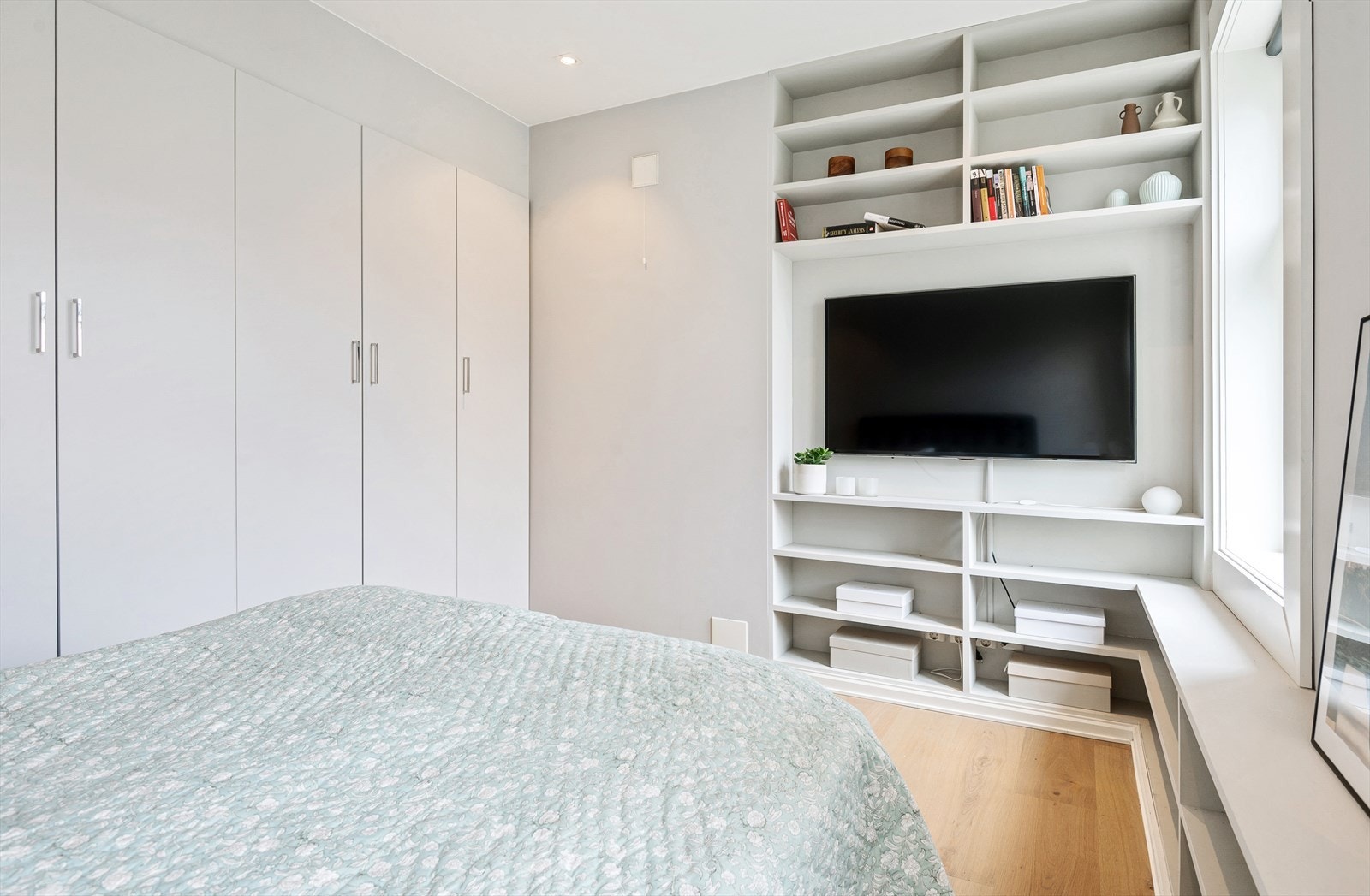 Flotte snekkertilpassede hylle- og skapløsninger. Galleribilde