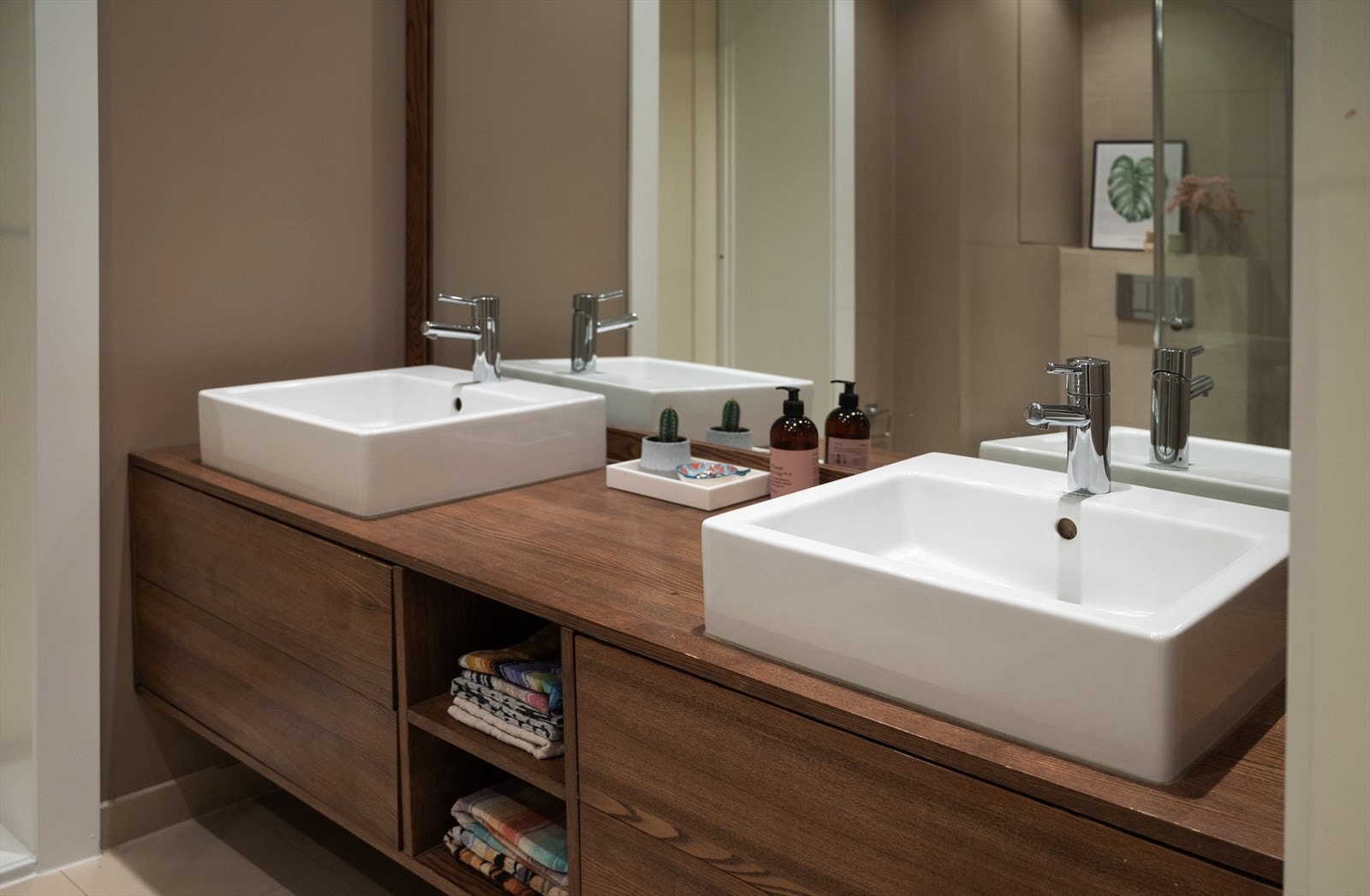 Dobbelservant med baderomsmøbel, speilfelt over servant og vegghengt toalett. Galleribilde