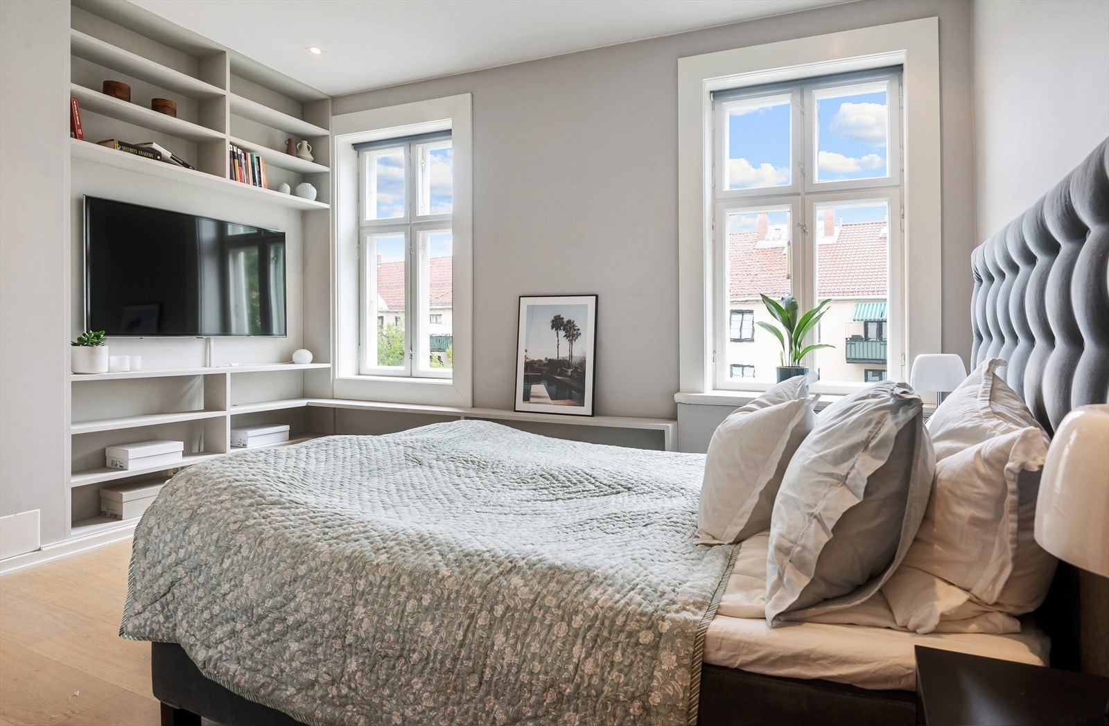 Store vindusflater som slipper inn godt med naturlig lys. Galleribilde