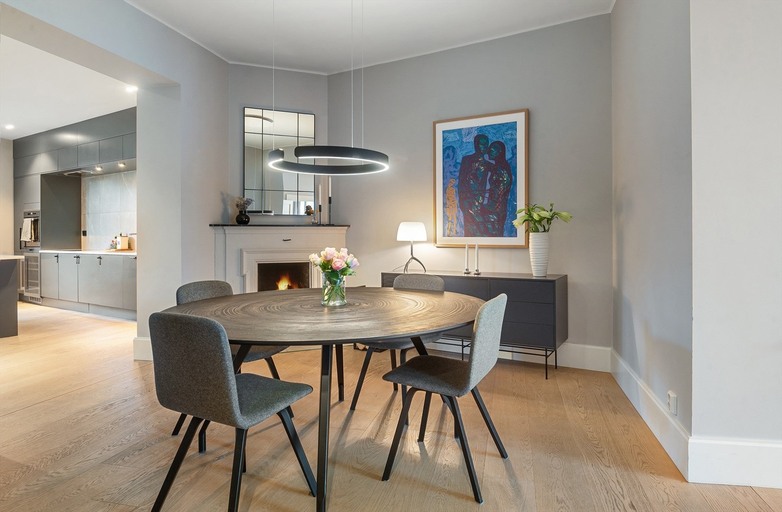 God plass til spisebord. Her kan man dekke opp til fest! Galleribilde