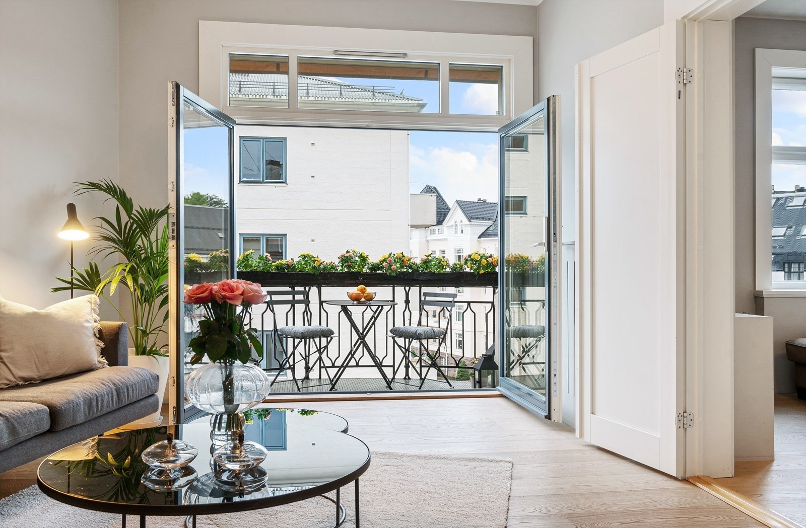 På sommerhalvåret blir balkongen som en forlengelse av stuen. Galleribilde