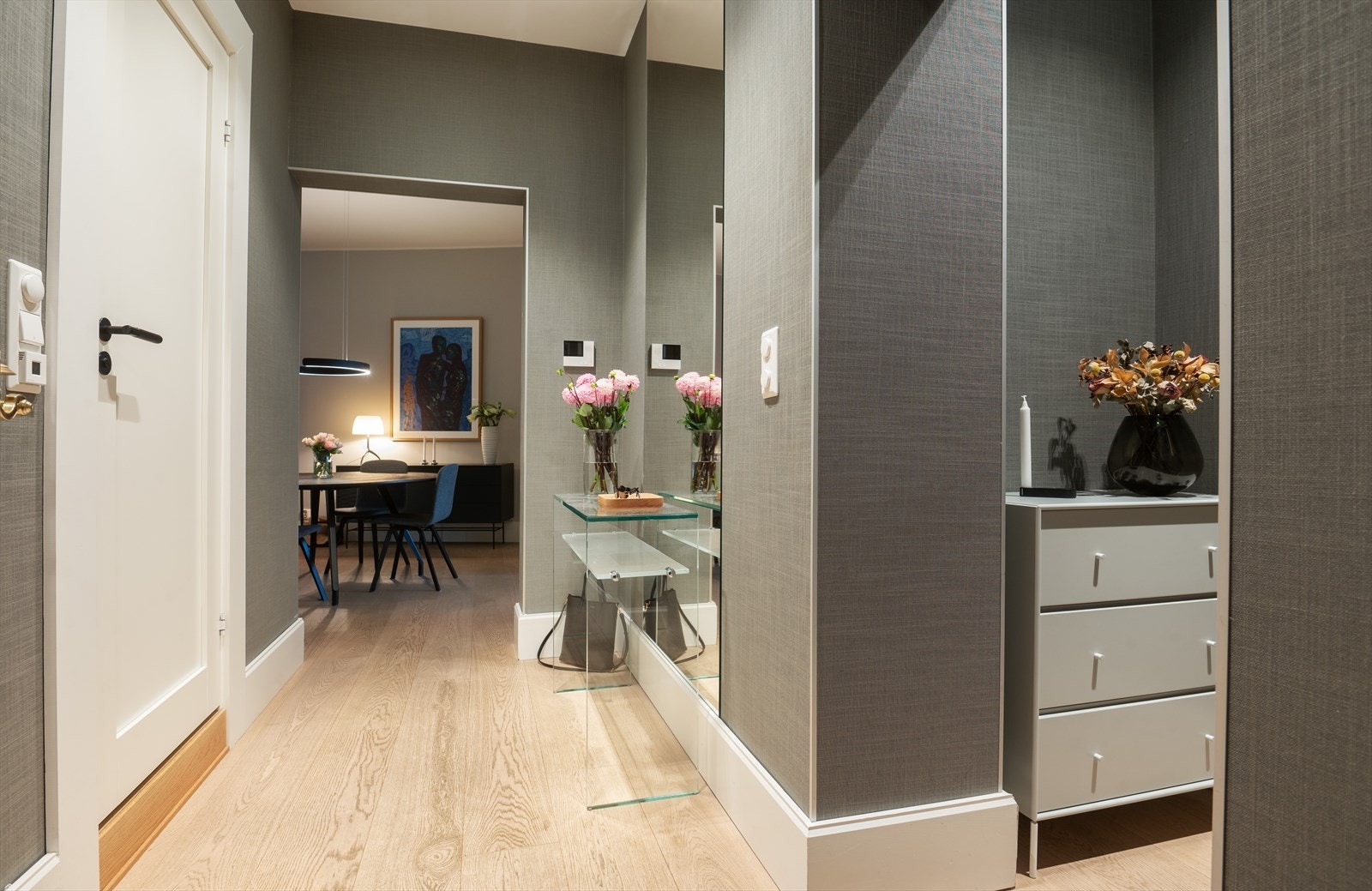 Innbydende entré med lekker og moderne tapet på veggene. Galleribilde