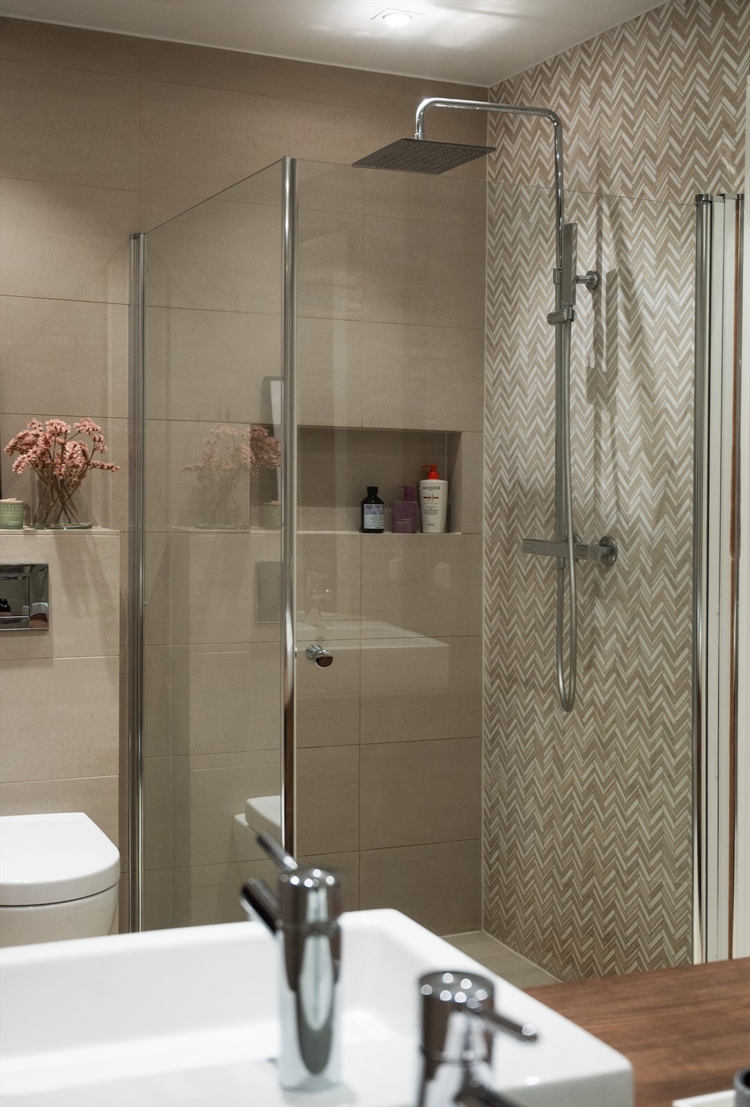 Nedsenket dusjhjørne med dører i herdet glass og regn- og hånddusj. Galleribilde