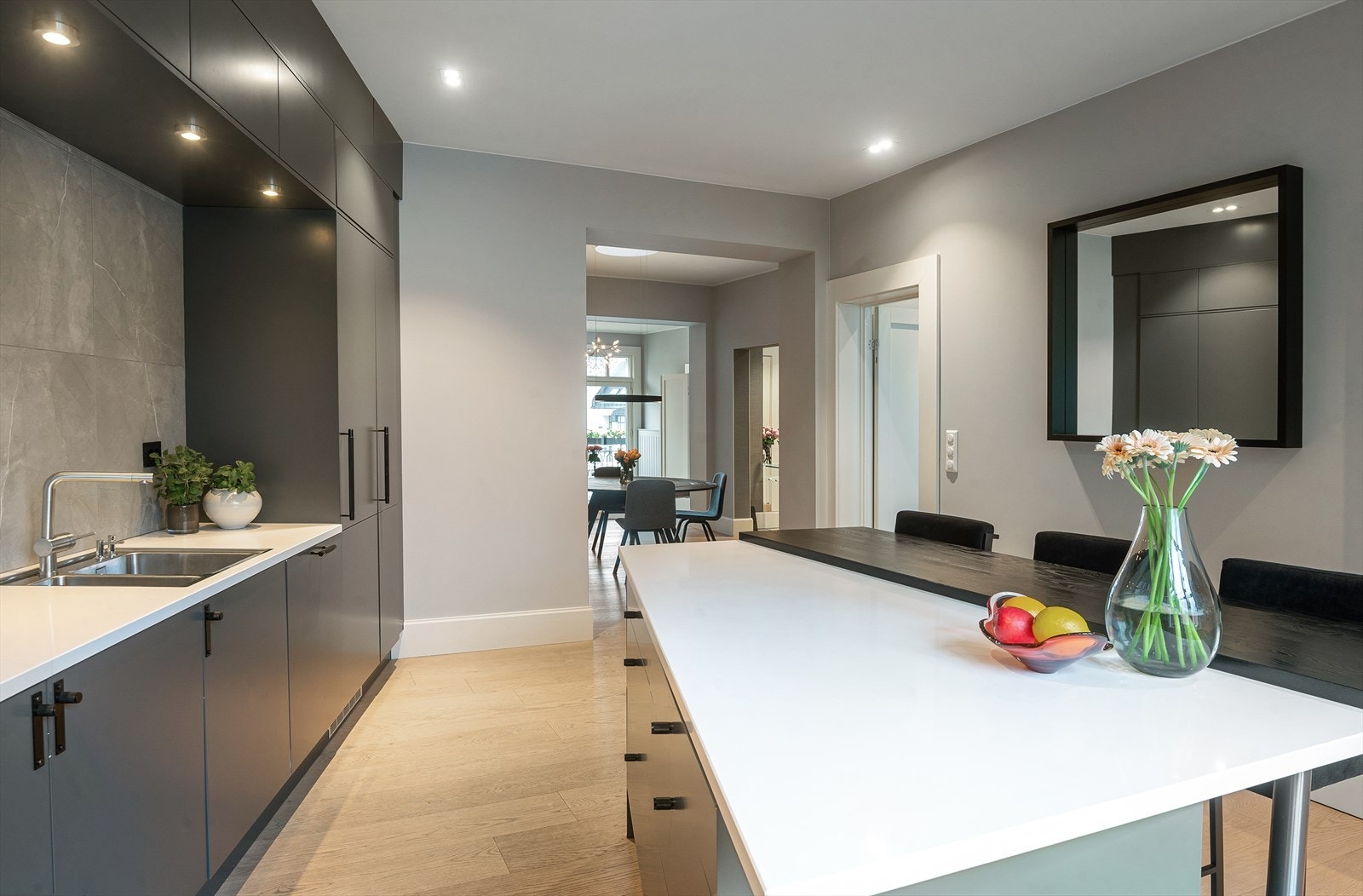 Rikelig med skap- og benkeplass. Galleribilde