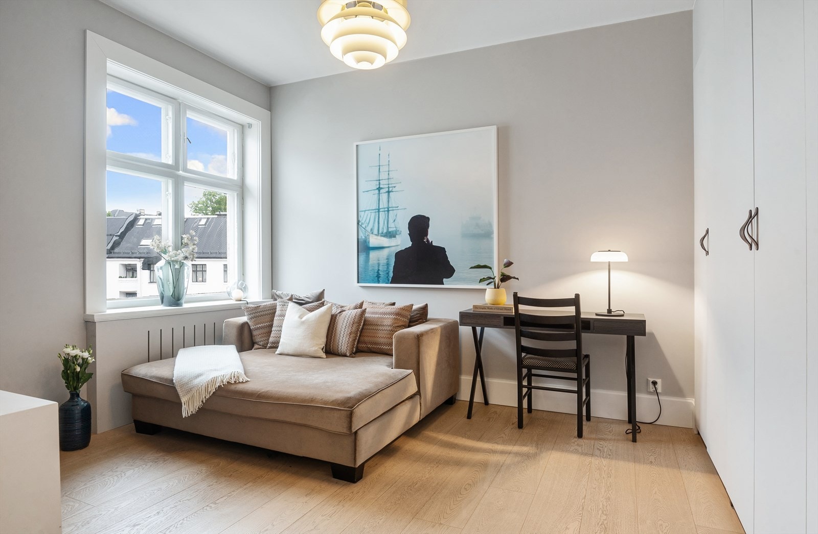 Soverom 2 benyttes i dag som TV-stue og kontor. God plass til dobbeltseng ved ønske om det. Integrerte garderobeskap. Galleribilde