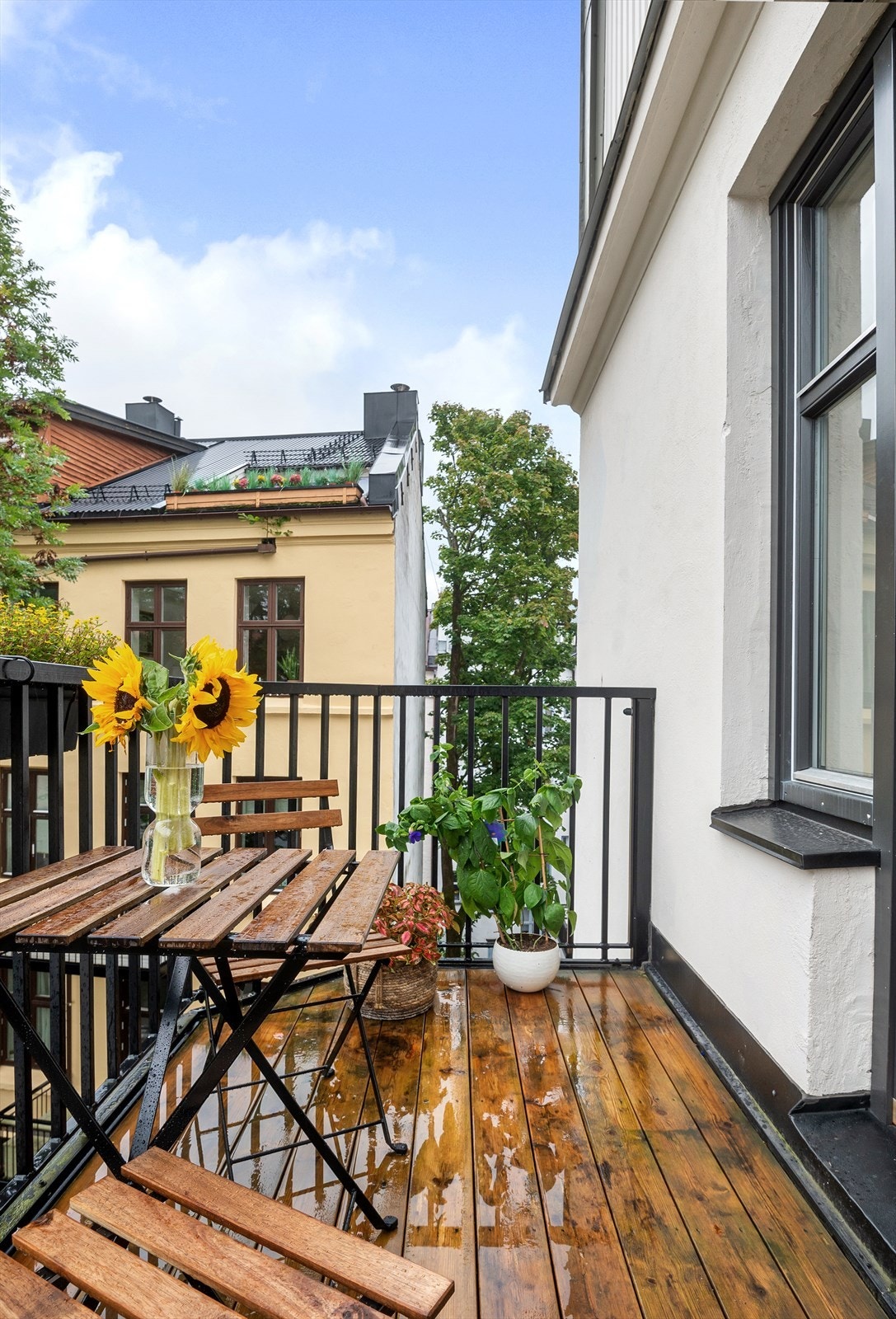 Balkongen er av god størrelse med plass til utemøblement og grill. Galleribilde