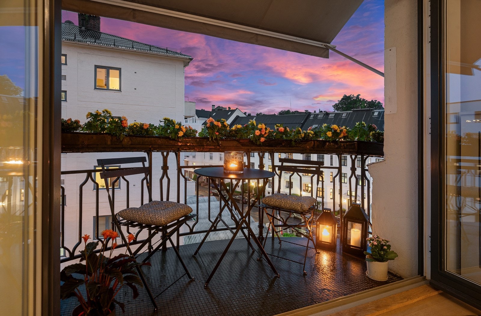 En lekker og gjennomgående 3/4-roms leilighet med ettertraktet beliggenhet i 5. etasje med heisadkomst, midt på Frogner. Galleribilde