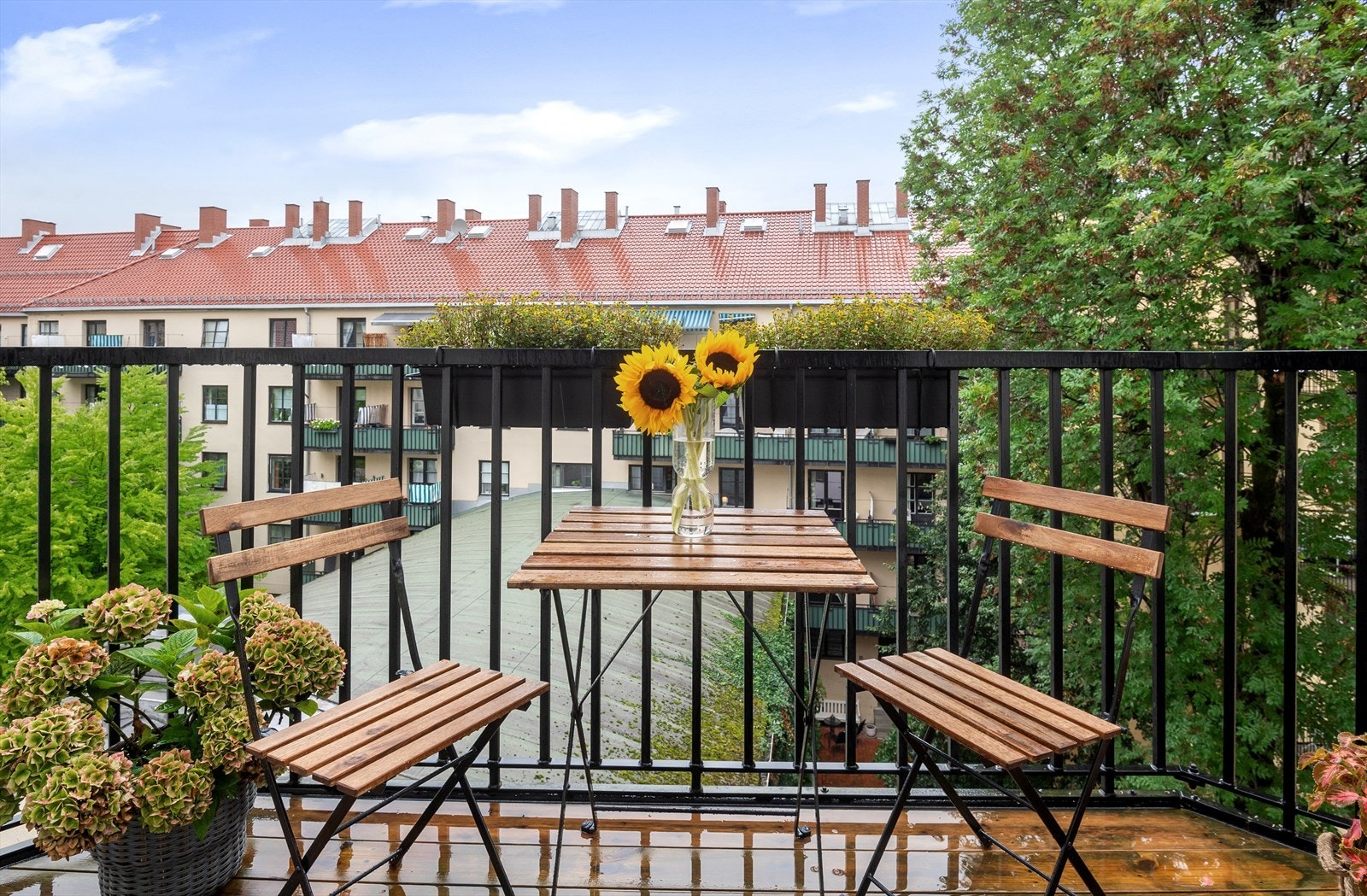 Hyggelig balkong vendt ut mot rolig bakgård. Galleribilde