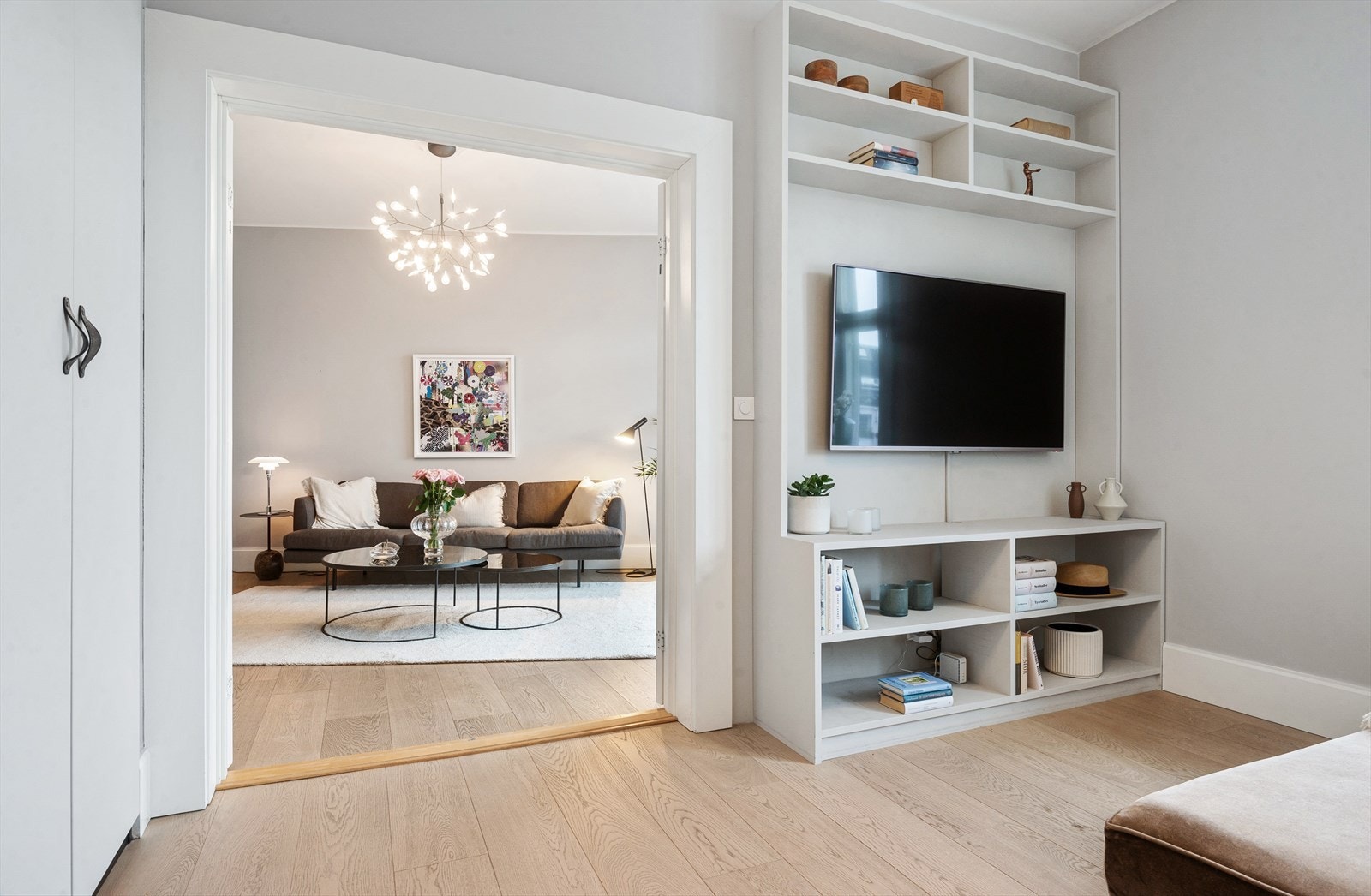 Møbelsnekrede løsninger og 1-stavs eikeparkett fra Skógr. Galleribilde