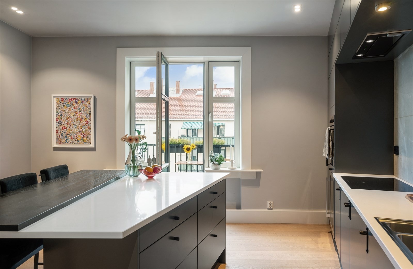 Fra kjøkkenet er det adkomst ut til leilighetens andre balkong. Galleribilde