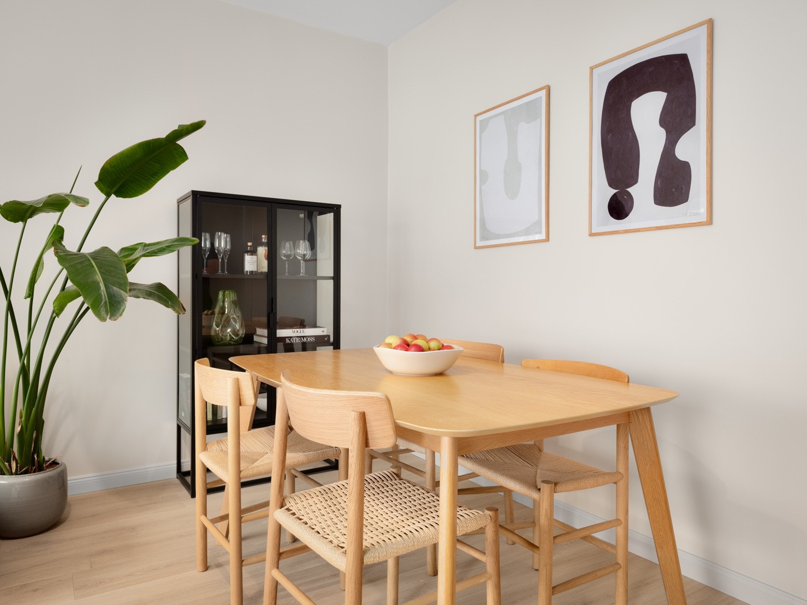Delikat og innbydende stue som er enkel å møblere! Galleribilde