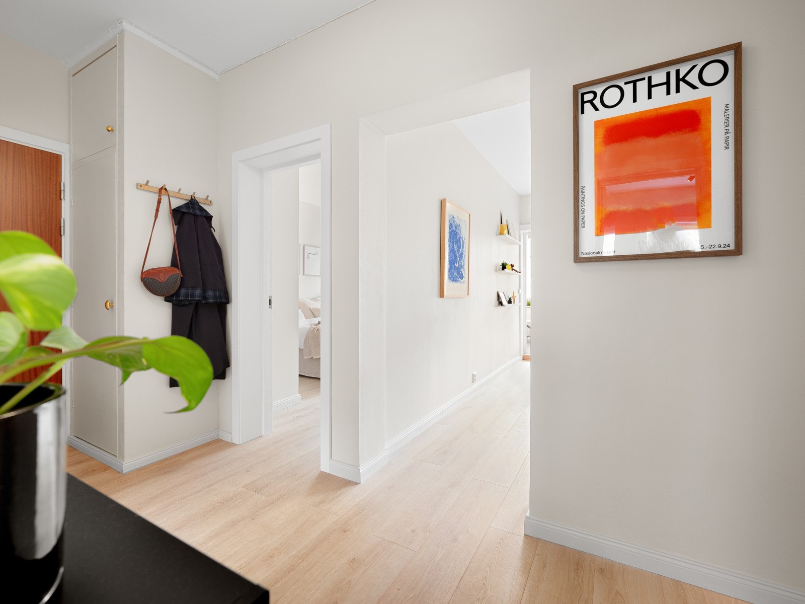 Når du kommer inn i boligen, er det første du møter en lys og romslig entré. Galleribilde