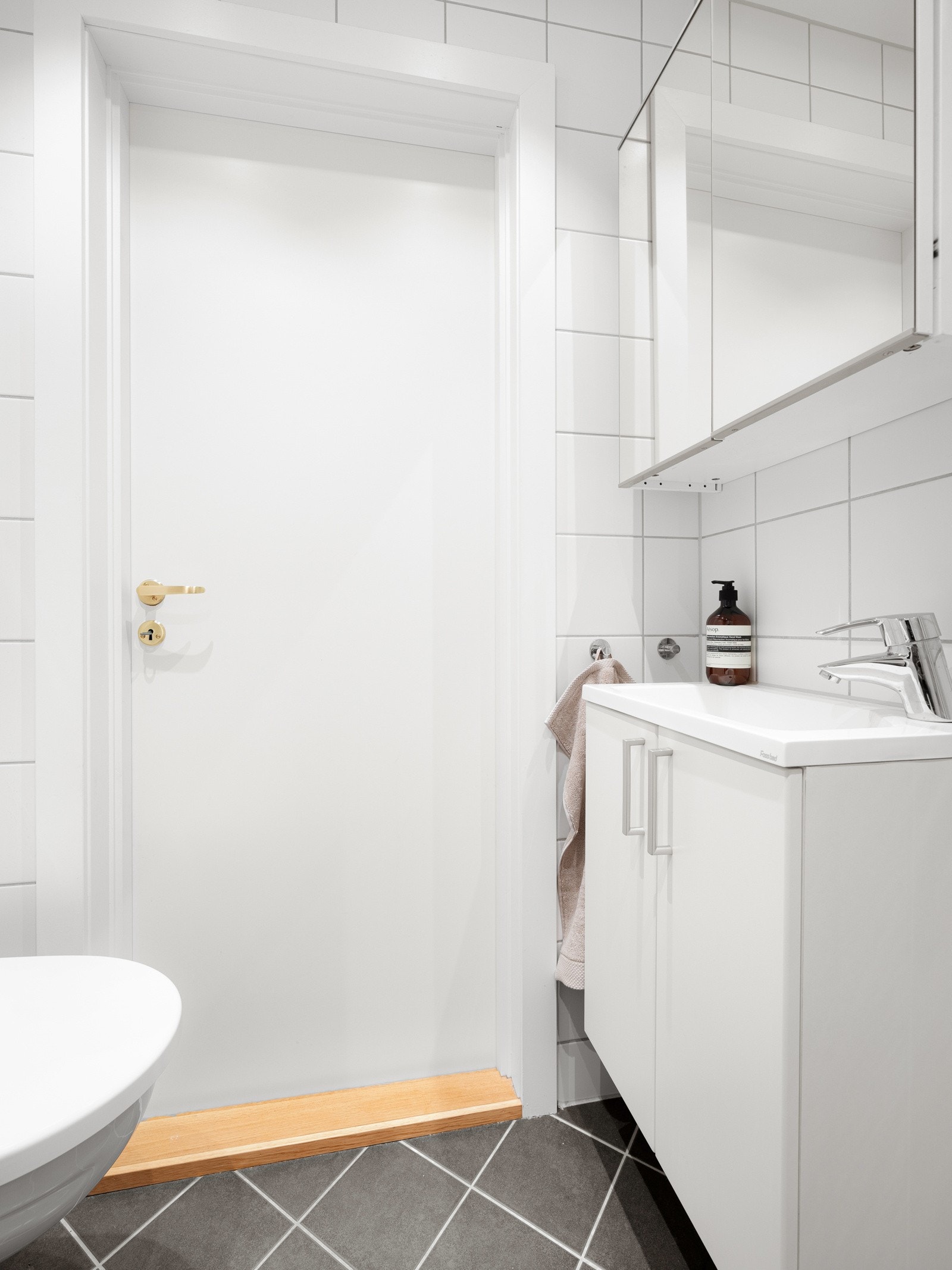 Det er varmekabler i gulv samt opplegg for vaskemaskin, så her har du alt du trenger på baderommet! Galleribilde