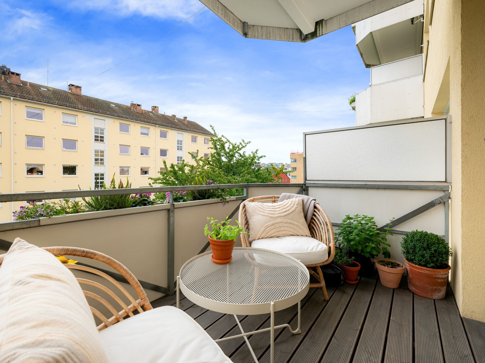 Her er det god plass til en sittegruppe, beplantning og grill. Galleribilde