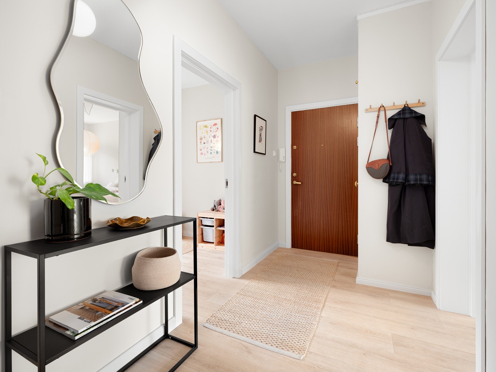 Du har god plass til å henge av deg yttertøy. Galleribilde