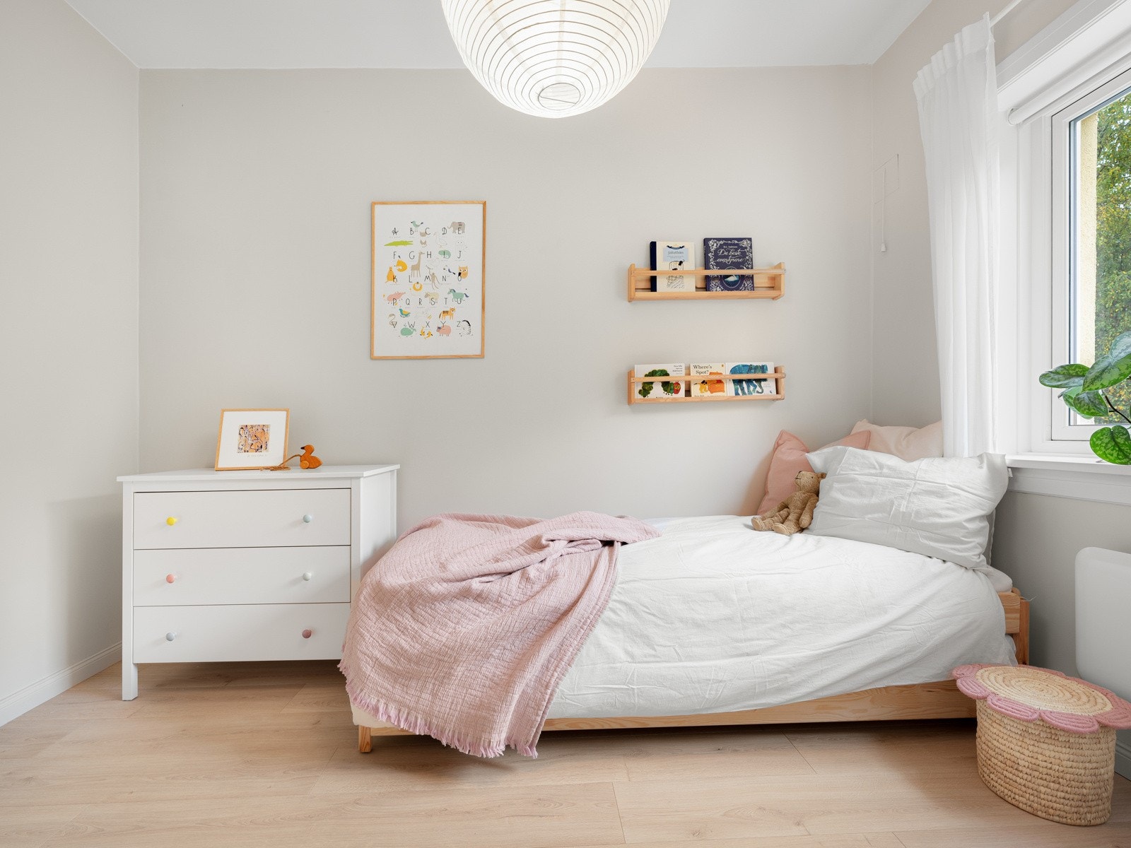 Overflatene er malt i et lyst, delikat fargevalg. Galleribilde