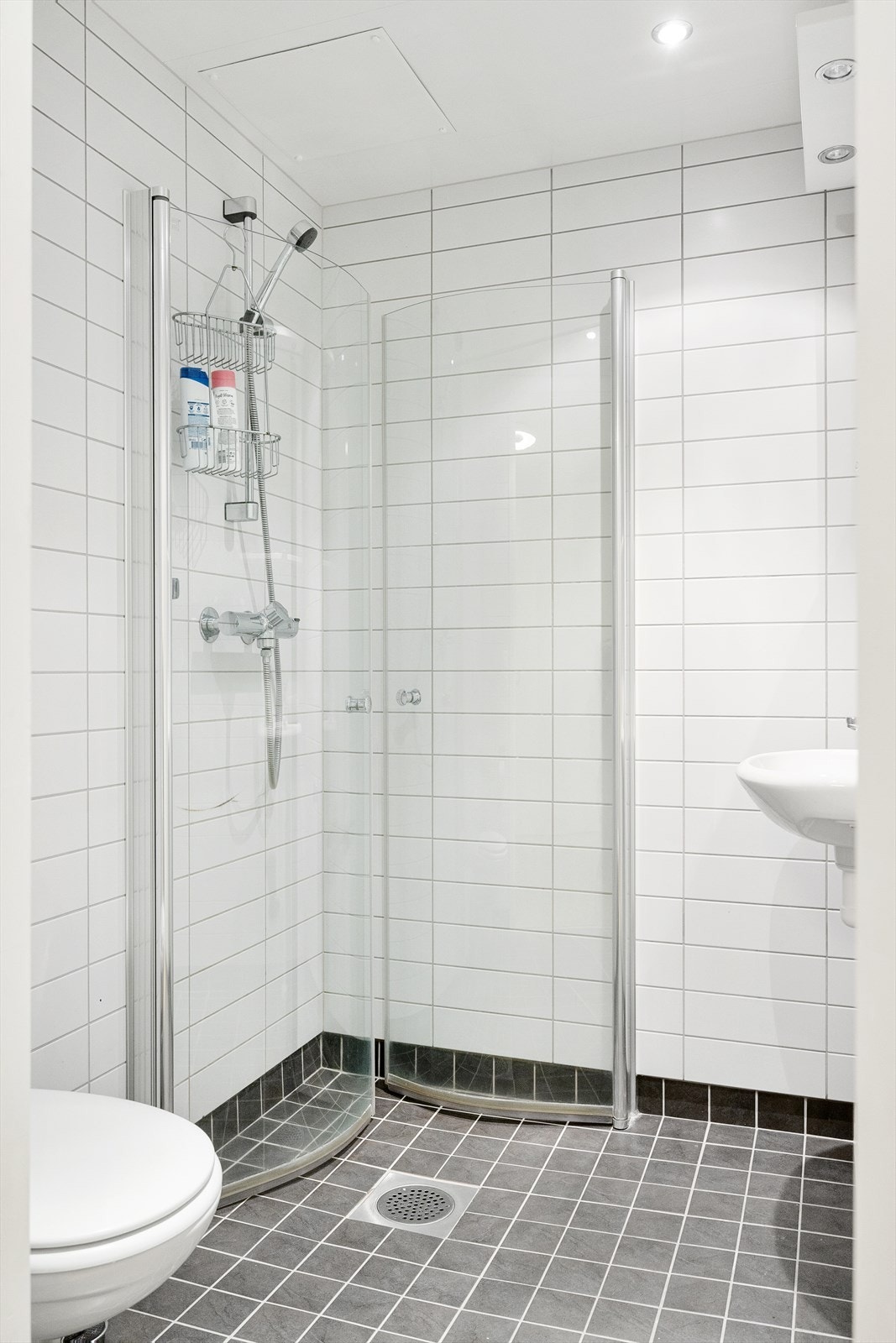 - Innredet med vegghengt klosett, servant nedfelt i innredning, speil m/lys og dusjhjørne med svingbare glassdører. Opplegg for vaskemaskin. Balansert ventilasjon - Galleribilde