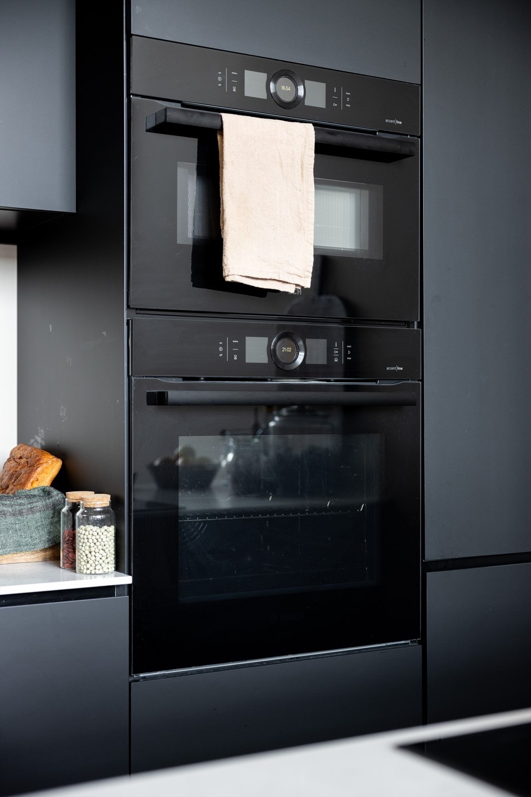 - To integrerte ovner på kjøkkenet. Bosch stekeovn med mikrofunksjon og en Bosch dampovn - Galleribilde