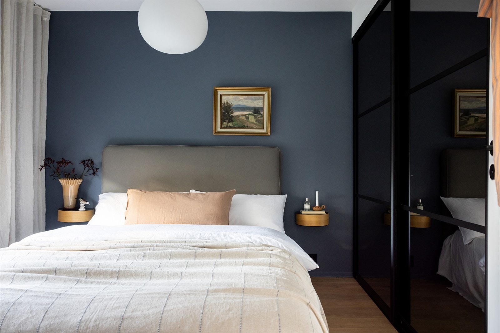 - God plass til dobbeltseng med tilhørende nattbord - Galleribilde