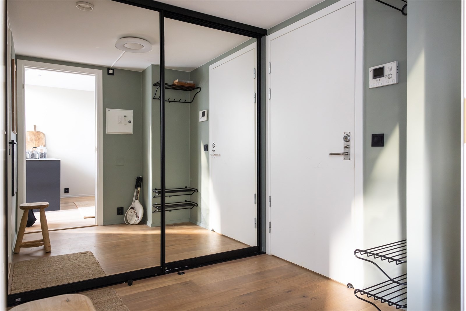 - God plass til sko og yttertøy i skyvedørsgarderobe med speildører - Galleribilde