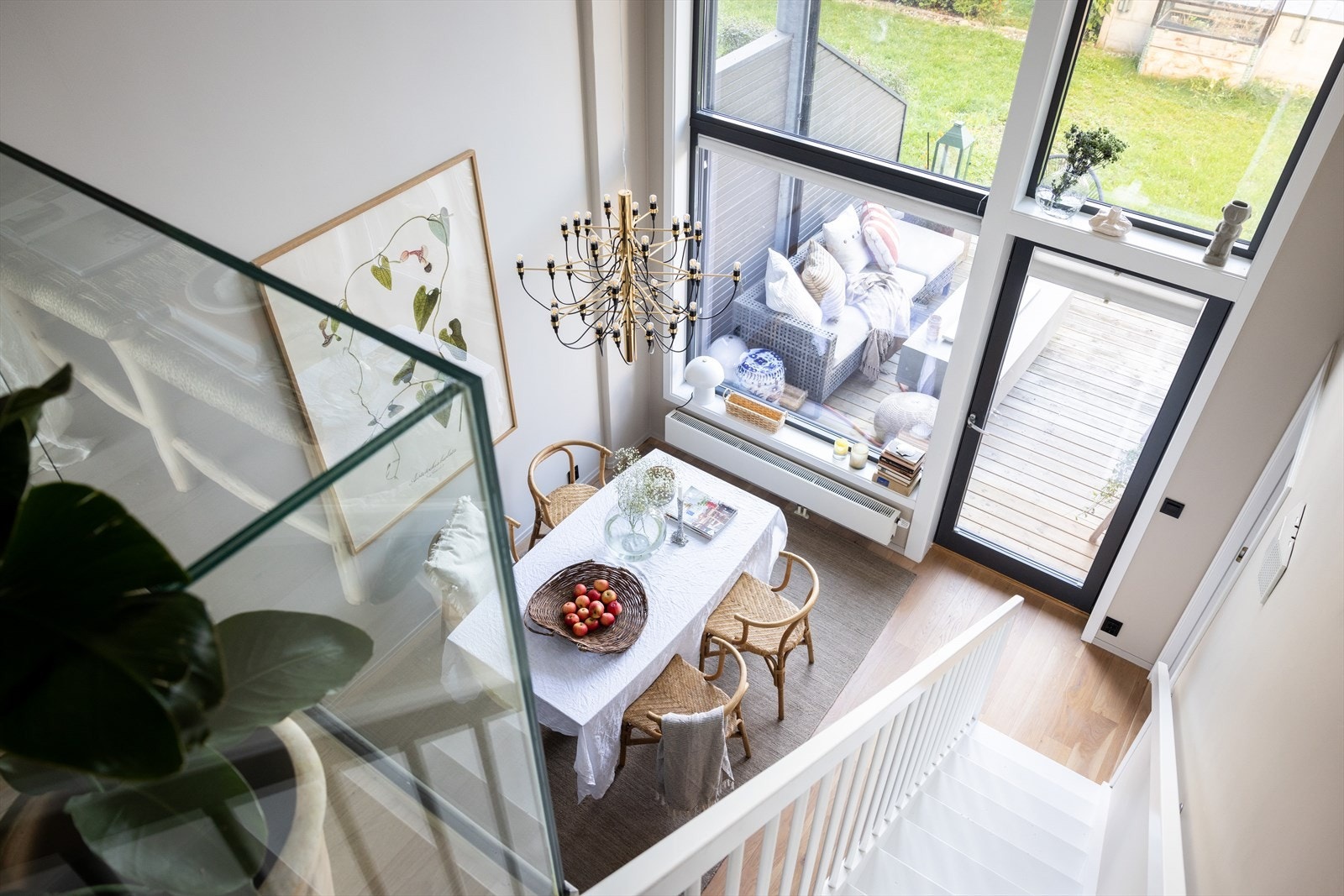 - Leiligheten går over to plan og oppleves som svært romslig - Galleribilde