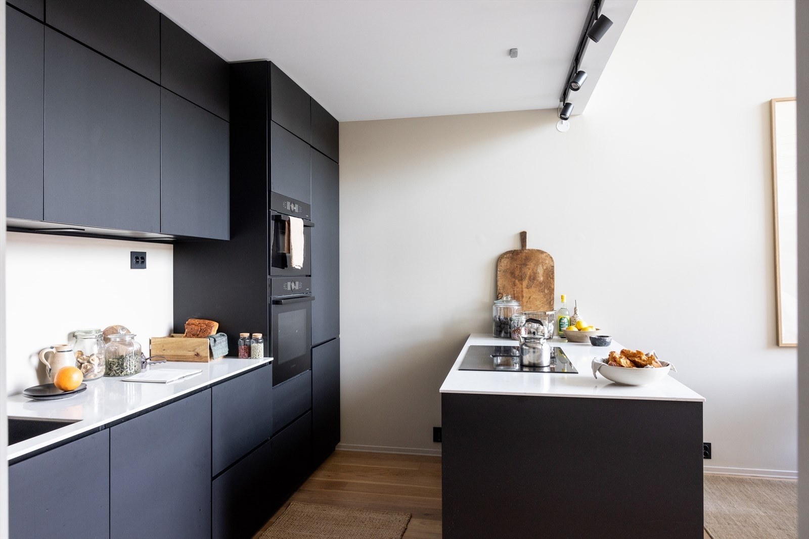 - Integrert platetopp, stekeovn, micro, oppvaskmaskin og kombinert kjøl- og fryseskap - Galleribilde