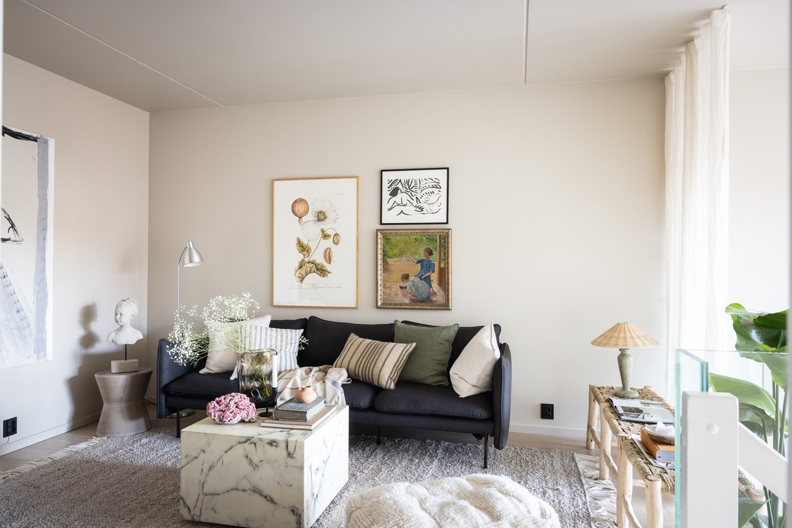 - God plass til sofagruppe med tilhørende møblement og TV-benk - Galleribilde