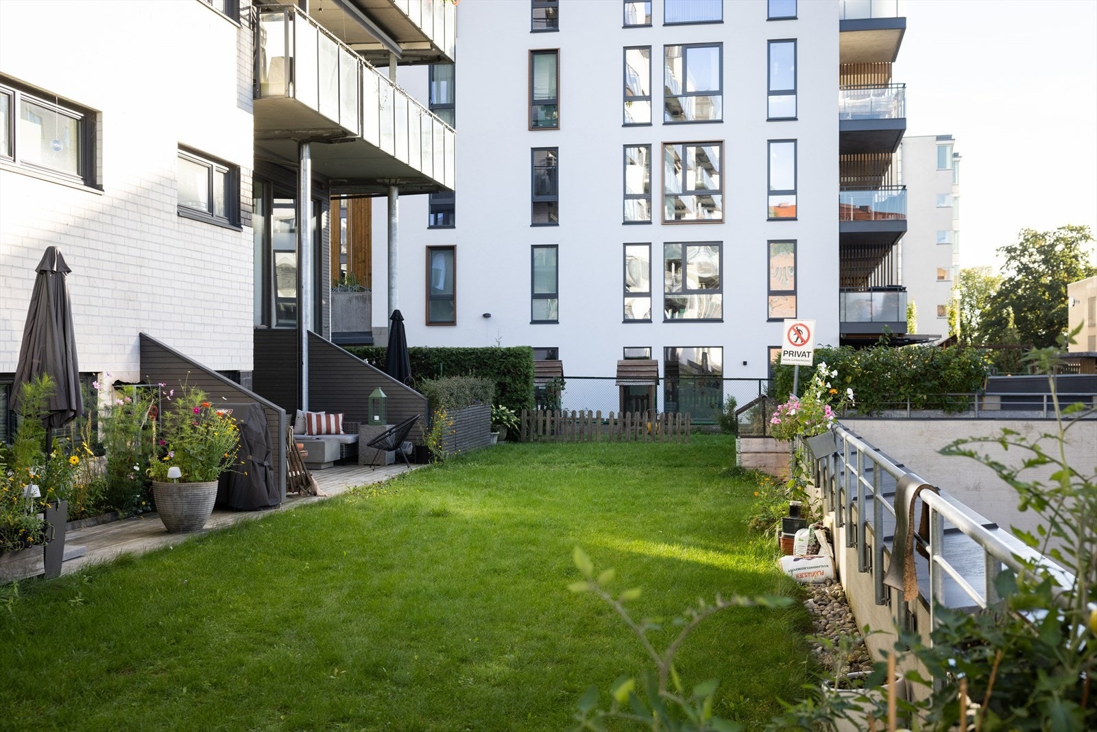 - Fra markterrassen har man adkomst til hyggelig, felles hage - Galleribilde