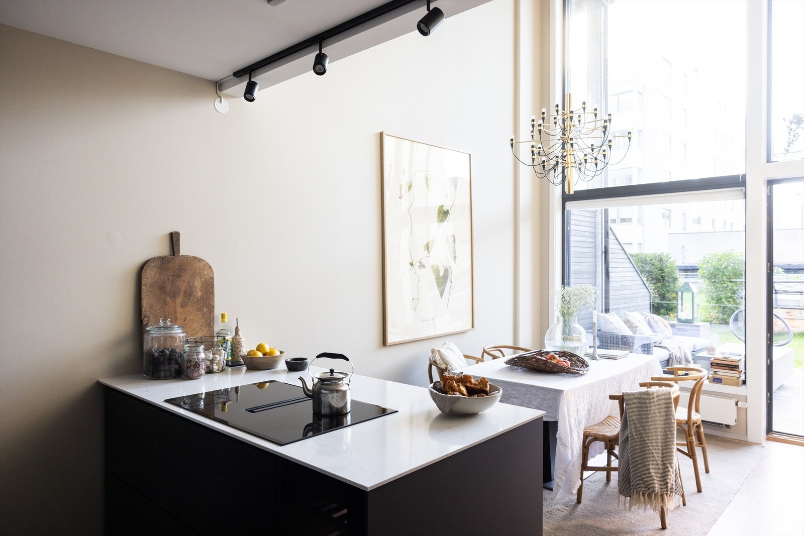 - I stuen nede er det god plass til spisebord - Galleribilde